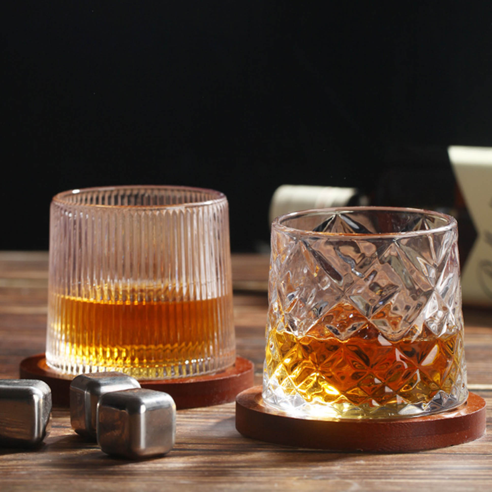 plazotta-schwenkglas-whiskyglas-wackelglas-rocking-glas-rillenrelief-rautenmuster-hauptbild
